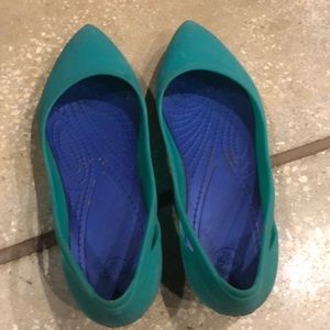 Crocs green/teal flats